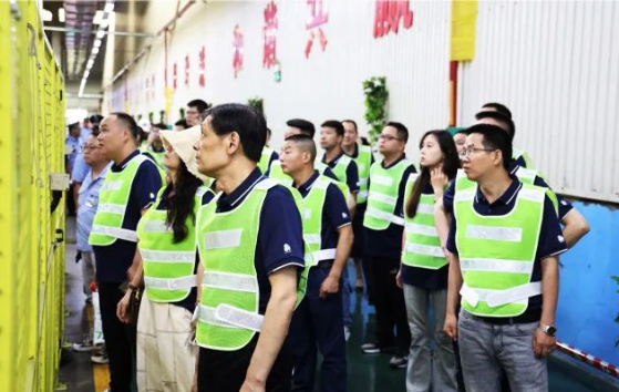 在本次廣西會議中，經(jīng)銷商們還有機(jī)會分享他們的市場經(jīng)驗，并參觀了玲瓏輪胎的生產(chǎn)工廠。通過參觀工廠，經(jīng)銷商們了解了輪胎的生產(chǎn)工藝，并通過專業(yè)知識的加強(qiáng)，提升了對輪胎性能的判斷能力，以更好地為市場提供服務(wù)。