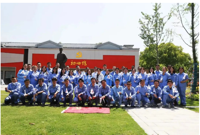 活動還組織了參觀紅色遺跡的環(huán)節(jié)。全體職工徒步前往金山區(qū)紅色教育基地的“初心館”，并聆聽了志愿者對金山區(qū)紅色歷史和革命烈士李一諤的講解。通過學習先烈們堅貞不屈、英勇無畏的品質和革命精神，華涂人紛紛表示要將主題教育的成果轉化為實際行動，不忘初心、牢記使命，在工作中融入革命精神，進一步提升老字號品牌的影響力。