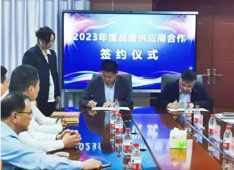 中國平煤神馬能源與青島橡六輸送帶有限公司日前在簽約儀式上正式達(dá)成2023年戰(zhàn)略合作協(xié)議。這一合作使得青島橡六成為中國平煤神馬能源在輸送帶產(chǎn)品領(lǐng)域的獨家戰(zhàn)略合作供應(yīng)商。
