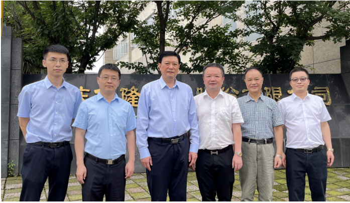 億隆涂料作為一家發(fā)展迅速的企業(yè)，在不斷探索創(chuàng)新的道路上取得了顯著成就。其產(chǎn)品體系的廣泛應(yīng)用于汽車和摩托車等領(lǐng)域，得到了市場的廣泛認(rèn)可。劉會長對億隆涂料在研發(fā)和生產(chǎn)方面所取得的成就表示贊賞，并對其未來發(fā)展提出了殷切期望。