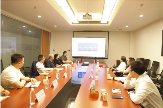 隨后，中策知輪公司智慧事業(yè)部總監(jiān)葛漢向與會(huì)領(lǐng)導(dǎo)全面介紹了知輪智慧系統(tǒng)的開發(fā)和應(yīng)用情況。雙方就智慧系統(tǒng)在一汽解放車型上的應(yīng)用以及自研系統(tǒng)的模塊對(duì)接展開了深入探討和交流。這為下一步的合作開發(fā)奠定了堅(jiān)實(shí)的基礎(chǔ)，同時(shí)也為智慧系統(tǒng)在前裝市場(chǎng)的應(yīng)用打開了新的想象空間。