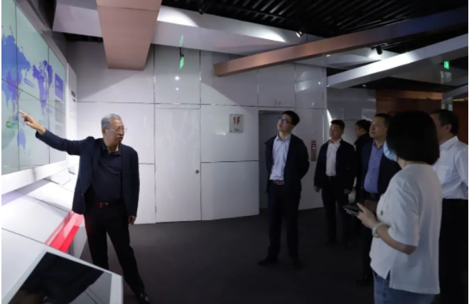 最后，一汽解放的代表一行在中策橡膠銷售公司總經(jīng)理陳實(shí)先生和總經(jīng)理助理王群女士的陪同下參觀了中策橡膠展廳和未來工廠，以了解中策橡膠輪胎產(chǎn)品的技術(shù)實(shí)力和制造實(shí)力。