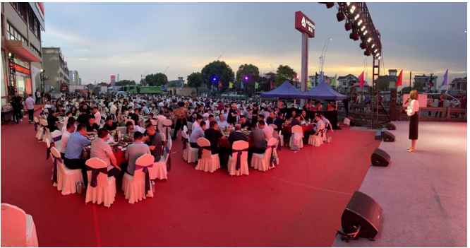 通過這次啤酒狂歡節(jié)，中國重汽和中策橡膠展示了他們在重卡市場上的合作實力和創(chuàng)新能力。他們的新產(chǎn)品將為綠色、智能和節(jié)能城建提供可靠的解決方案，助力中國重卡市場迎接新的規(guī)劃和要求。