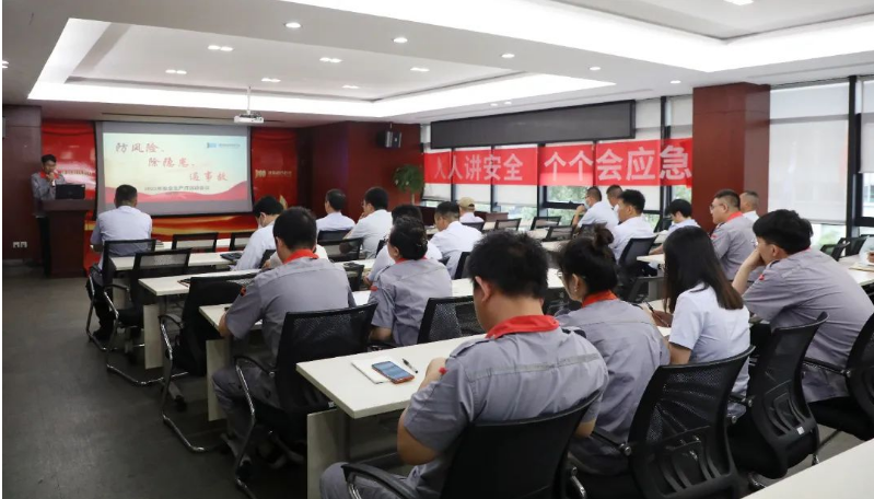 為進(jìn)一步推動(dòng)企業(yè)安全生產(chǎn)責(zé)任，提升安全管理水平，并響應(yīng)全國(guó)第22個(gè)“安全生產(chǎn)月”的號(hào)召，建新趙氏科技有限公司召開(kāi)了“2023年安全生產(chǎn)月啟動(dòng)會(huì)”。本次活動(dòng)以“人人講安全、個(gè)個(gè)會(huì)應(yīng)急”為主題，旨在提高全員的風(fēng)險(xiǎn)隱患排查整改質(zhì)量、安全意識(shí)和避險(xiǎn)逃生能力。