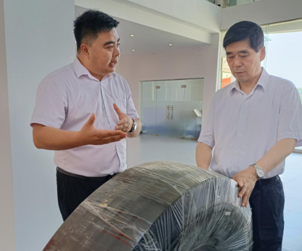 隨后，錢學(xué)明副主席深入視察了新桂輪的工廠車間。他主要了解了公司的主營(yíng)業(yè)務(wù)、研發(fā)和技術(shù)改造情況，以及產(chǎn)品在國內(nèi)外銷售市場(chǎng)中的表現(xiàn)和存在的問題。此外，他還關(guān)注企業(yè)安全生產(chǎn)工作的落實(shí)情況，并詢問了車間工人的操作流程、上班時(shí)長(zhǎng)以及休息制度等細(xì)節(jié)。