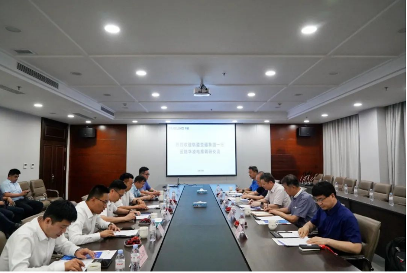 在座談會(huì)上，華凌電纜的副總裁兼董事會(huì)秘書王飛對(duì)外部董事的到來表示熱烈歡迎，并向他們介紹了華凌電纜的發(fā)展歷程、公司框架和經(jīng)營狀況等方面的情況。接著，華凌電纜的副總裁兼銷售總經(jīng)理董效柱向外部董事匯報(bào)了企業(yè)的經(jīng)營發(fā)展情況、銷售業(yè)績以及未來的工作思路。