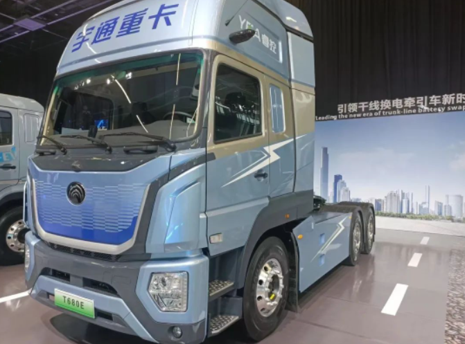 以“科技引領 穩(wěn)贏未來”為主題的宇通重卡全系新品上市發(fā)布會在鄭州隆重舉行。這是一場備受矚目的盛會，吸引了來自各行業(yè)的精英人士參與。賽輪集團，作為唯一一家受邀參會的輪胎供應商，為宇通重卡的新品提供了獨家配套服務。