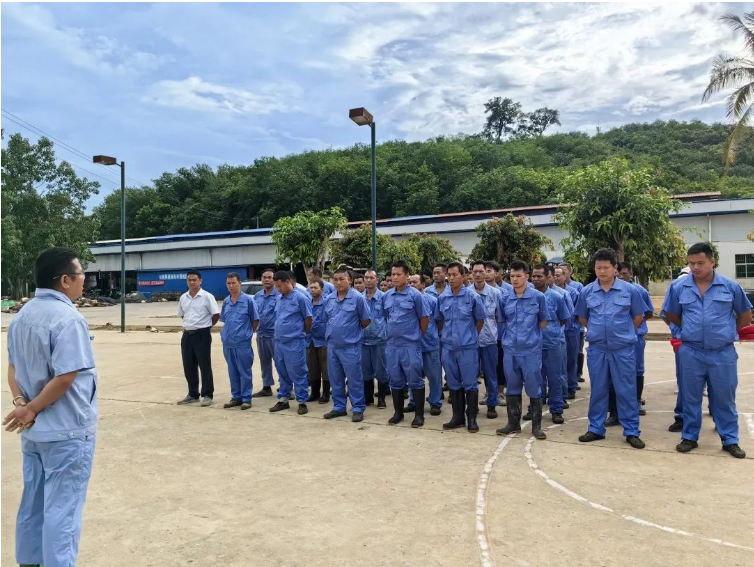 云南廣墾橡膠公司于6月1日舉行了“安全生產(chǎn)月”活動啟動儀式。該公司組織了所屬六家制膠廠的員工共230余人線上線下同步參加了啟動會。在會上，云南公司董事長王宜江具體部署了“安全生產(chǎn)月”活動，并提出了今后安全生產(chǎn)工作的明確要求。與會人員還在現(xiàn)場與各制膠廠廠長簽署了安全生產(chǎn)責(zé)任書，并在“安全生產(chǎn)月”主題橫幅上簽名承諾。