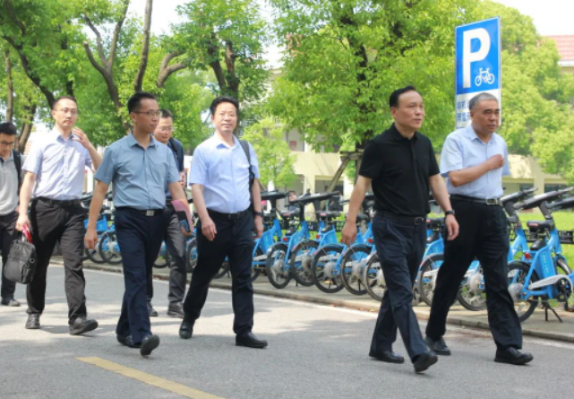 隨后，錢振宇董事長一行在張慶堂院長等人的陪同下參觀了江陰職業(yè)技術(shù)學(xué)院校園，深入了解了學(xué)院的辦學(xué)理念和辦學(xué)特色。雙方就進(jìn)一步加強(qiáng)合作進(jìn)行了深入的洽談。