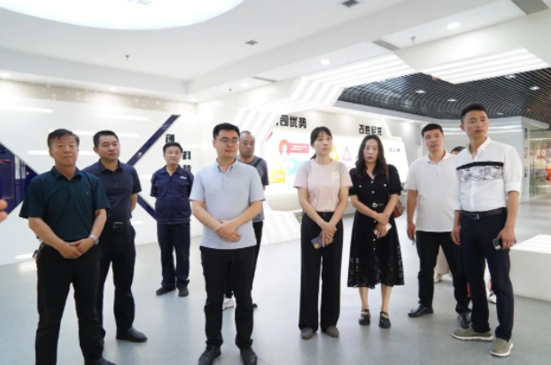 隨后，調(diào)研團一行來到華凌電纜的展廳，工作人員向他們介紹了華凌電纜的發(fā)展歷程、人才培育、產(chǎn)品研發(fā)和企業(yè)榮譽等情況。重點介紹了華凌電纜在核電、軌道交通、艦船、特種裝備和新材料等五大領(lǐng)域所取得的成績和貢獻。據(jù)工作人員介紹，華凌電纜為了解決行業(yè)難點和痛點，引進了白俄羅斯國家科學(xué)院的高分子材料技術(shù)，并將其進行成果轉(zhuǎn)化和市場化應(yīng)用，從而填補了國產(chǎn)電纜材料在高端技術(shù)和新材料領(lǐng)域的空白。