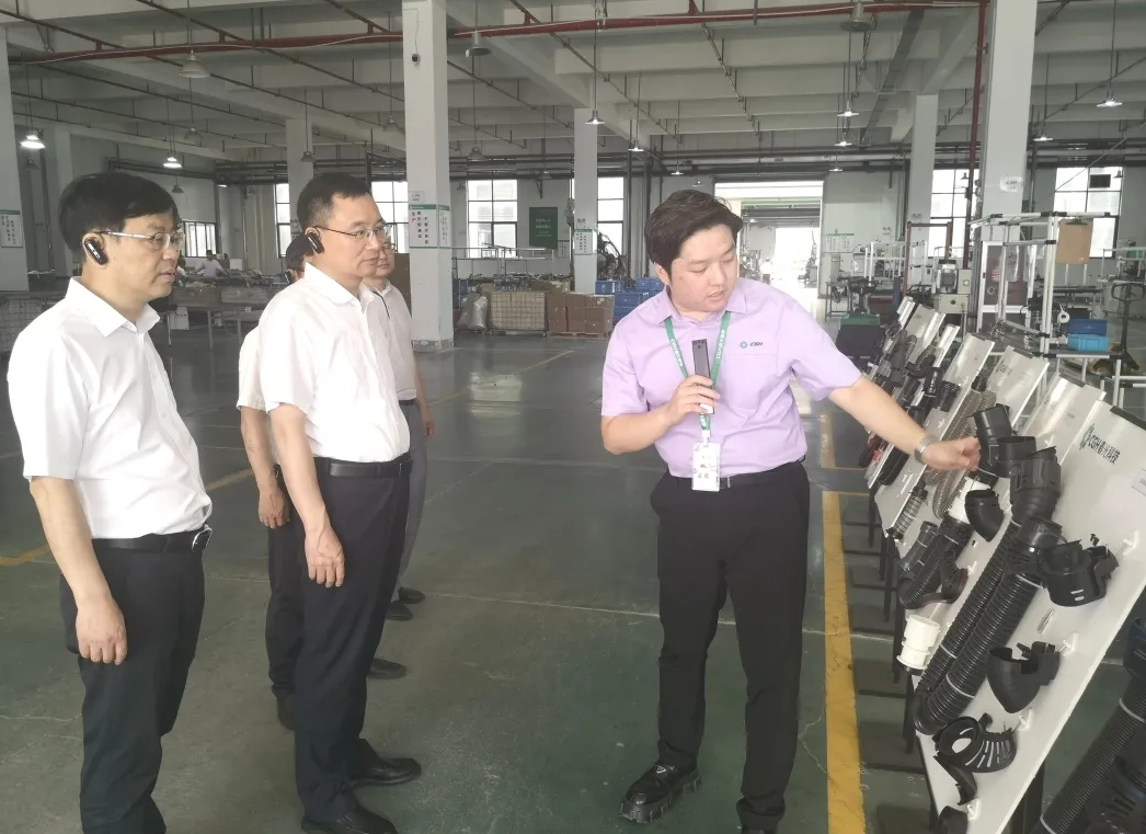 浙江金華市委常委、秘書長李雄偉近日帶領(lǐng)市委改革辦、市應(yīng)急管理局、市消防救援支隊(duì)等單位負(fù)責(zé)人到金磐開發(fā)區(qū)進(jìn)行調(diào)研。他實(shí)地考察了春光橡塑科技股份有限公司，詳細(xì)了解了該企業(yè)的生產(chǎn)經(jīng)營情況，并檢查了安全生產(chǎn)工作。