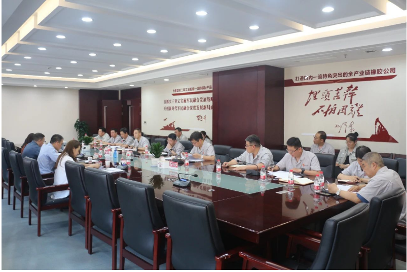 此次督查采用了現(xiàn)場檢查和座談交流相結(jié)合的方式，針對部分生產(chǎn)單位進(jìn)行了全面細(xì)致的檢查。之后，召開了座談會。在座談會上，副總經(jīng)理寧博對公司當(dāng)前的安全環(huán)保工作進(jìn)行了匯報(bào)，法務(wù)部負(fù)責(zé)人則介紹了公司的法務(wù)工作情況。隨后，張航偉從生產(chǎn)經(jīng)營、安全環(huán)保和法務(wù)工作等方面作了全面綜合的匯報(bào)。