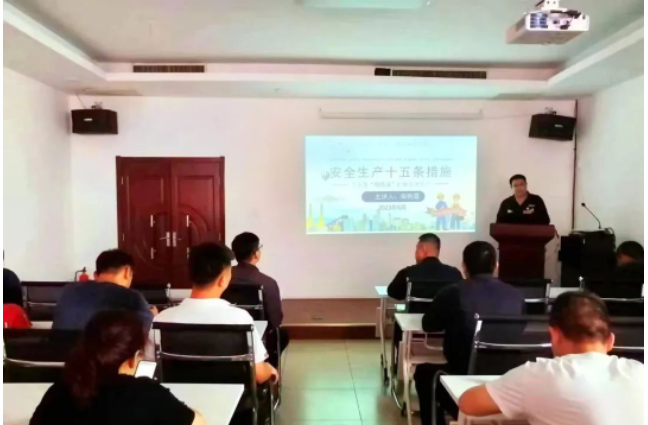 2023年6月是第22個(gè)全國“安全生產(chǎn)月”，以“人人講安全，個(gè)個(gè)會(huì)應(yīng)急”為主題，為了加強(qiáng)安全生產(chǎn)宣傳，激發(fā)全體員工的安全意識(shí)，邯鄲黑貓?zhí)亢谟邢挢?zé)任公司安全科組織了一場針對(duì)安全生產(chǎn)法律法規(guī)的培訓(xùn)活動(dòng)。