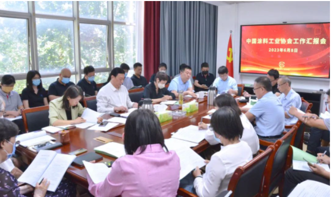 劉普軍會長要求下一步工作要有緊迫感，突出重點，做好統(tǒng)籌規(guī)劃，充分履行職責。他強調全體協(xié)會人員應團結合作，以高標準、高質量完成各項工作任務，為協(xié)會工作開創(chuàng)新局面貢獻力量。劉普軍會長還對未來的發(fā)展充滿信心，并呼吁大家共同努力，推動中國涂料行業(yè)實現(xiàn)更加輝煌的發(fā)展。
