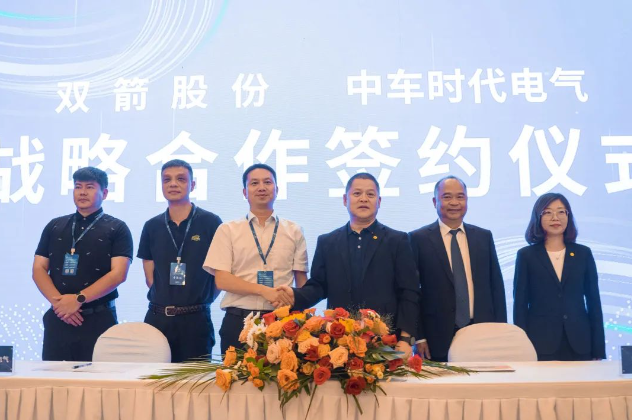 發(fā)布會(huì)上，雙箭股份與中車時(shí)代電氣簽署了戰(zhàn)略合作協(xié)議。作為輸送帶行業(yè)的領(lǐng)頭企業(yè)，雙箭股份專注于輸送技術(shù)的研發(fā)與應(yīng)用，而中車時(shí)代電氣是中國(guó)電氣化鐵路裝備事業(yè)的先行者，致力于推動(dòng)高端裝備產(chǎn)品的智能化發(fā)展。這次戰(zhàn)略合作將為綠色智能運(yùn)輸領(lǐng)域帶來(lái)更多機(jī)遇與創(chuàng)新，推動(dòng)行業(yè)向可持續(xù)發(fā)展方向邁進(jìn)。