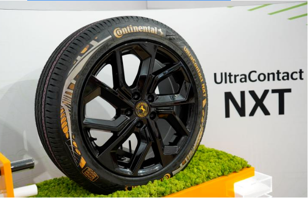 馬牌UltraCo<i></i>ntact NXT輪胎上的特殊標(biāo)志表示其包含可回收材料，其中包括來(lái)自廢棄輪胎的再生橡膠、廢鋼中回收的再利用鋼材，以及從PET塑料瓶中回收的高性能聚酯纖維。而ISCC PLUS質(zhì)量平衡認(rèn)證材料則由生物循環(huán)原料制成的可持續(xù)合成橡膠和炭黑構(gòu)成。