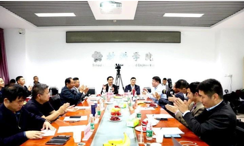 由北京理工大學(xué)材料學(xué)院主辦的廢舊輪胎受控?zé)峤饧案咂焚|(zhì)炭黑制備技術(shù)研討會(huì)在北京成功舉行。來自生態(tài)環(huán)境部固體廢物與化學(xué)品管理技術(shù)中心、中國環(huán)境科學(xué)院、南開大學(xué)環(huán)境科學(xué)與工程學(xué)院、清華大學(xué)能源與動(dòng)力工程系、中國標(biāo)準(zhǔn)化研究院資源環(huán)境分院的相關(guān)專家，以及山東菏澤市和單縣相關(guān)部門及企業(yè)代表，齊聚一堂，就廢舊輪胎轉(zhuǎn)化利用的現(xiàn)狀、問題與解決方案展開深入研討。