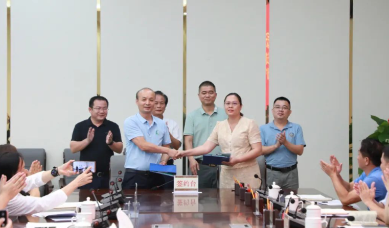 根據(jù)合作協(xié)議，雙方將集中精力研究天然橡膠全產(chǎn)業(yè)鏈的發(fā)展方向、布局和定位，重點(diǎn)關(guān)注生產(chǎn)、加工、保鮮、儲(chǔ)運(yùn)和品牌等環(huán)節(jié)的關(guān)鍵技術(shù)。此外，他們還將提升一二三產(chǎn)業(yè)的融合發(fā)展水平，為實(shí)現(xiàn)可持續(xù)發(fā)展和提高農(nóng)村經(jīng)濟(jì)水平提供支持。