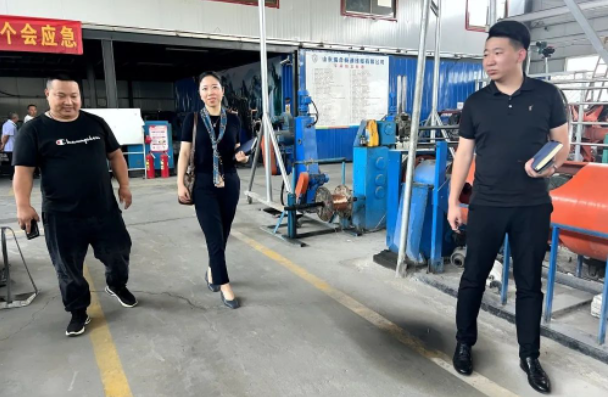 最后，協(xié)會一行人拜訪了山東瑞合暢通線纜有限公司，受到了該公司總經(jīng)理房益濱的熱情接待。