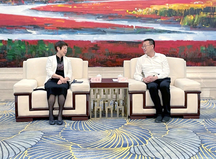 中國(guó)涂料工業(yè)協(xié)會(huì)名譽(yù)會(huì)長(zhǎng)孫蓮英一行赴盤(pán)錦市調(diào)研