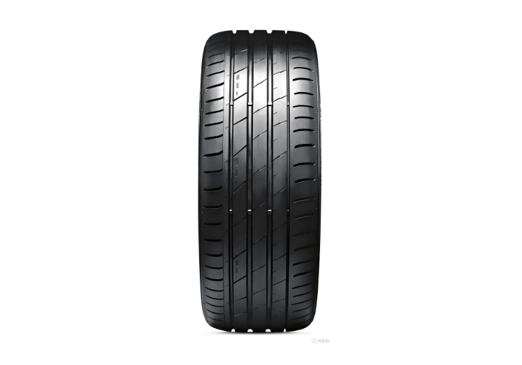 VICTRA SPORT EV輪胎是專為電動(dòng)汽車開發(fā)的，采用高分散的納米技術(shù)和特殊的胎面設(shè)計(jì)，可提升續(xù)航能力。此外，優(yōu)化的表面結(jié)構(gòu)和靜音棉能夠降低滾動(dòng)噪音，提升車內(nèi)舒適度。創(chuàng)新的胎面設(shè)計(jì)使得VICTRA SPORT EV輪胎能更好地應(yīng)對(duì)電動(dòng)車輪胎所承受的額外壓力，從而確保其更長(zhǎng)的使用壽命。評(píng)審團(tuán)贊揚(yáng)了該輪胎在設(shè)計(jì)中對(duì)當(dāng)今電動(dòng)汽車性能要求的考量。