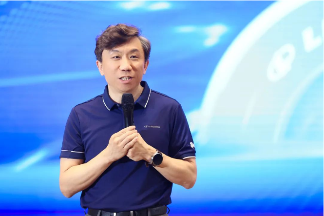 玲瓏輪胎副總裁于航結(jié)合會議主題介紹了他們即將實(shí)施的“四全三新”規(guī)劃。為幫助經(jīng)銷商在市場上取得突破，玲瓏輪胎將從產(chǎn)品、渠道、價值、品牌四個方面全面布局，注入新的銷售動力，不斷更新產(chǎn)品、渠道和能力，以企業(yè)實(shí)力推動銷售力的提升，進(jìn)而提升企業(yè)整體實(shí)力，形成強(qiáng)大的廠商聯(lián)動服務(wù)市場的模式。