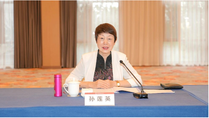 會議總結(jié)中，中國涂料工業(yè)協(xié)會名譽(yù)會長孫蓮英指出，2022年兩個委員會的工作成果突出，各位委員為行業(yè)做出了值得表揚(yáng)的努力。然而，面對前所未有的壓力，行業(yè)面臨更加艱巨的任務(wù)。孫蓮英鼓勵委員們繼續(xù)努力，專注于眼前的工作，并強(qiáng)調(diào)重要工作的堅(jiān)持和目標(biāo)，以實(shí)現(xiàn)黨的二十大提出的高質(zhì)量發(fā)展和人民美好生活的愿景。
