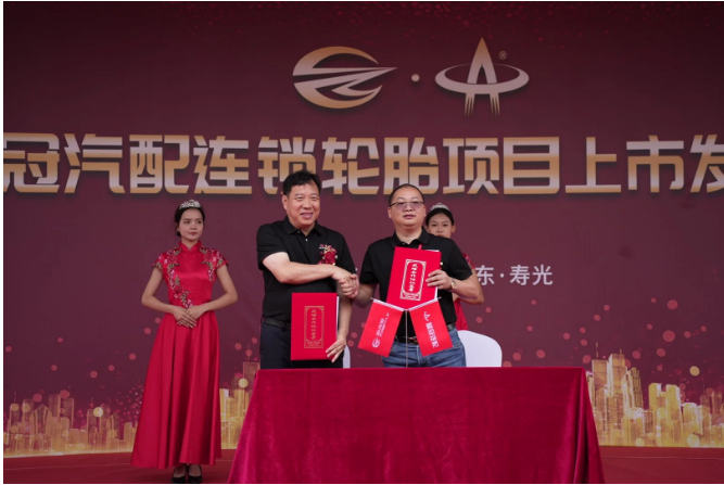 郭耐明和張國秋作為企業(yè)代表共同簽署了戰(zhàn)略合作協(xié)議書。