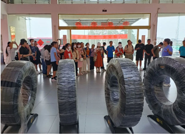 廣西新桂輪橡膠有限公司迎來(lái)了一批國(guó)際友人，他們來(lái)自越南、印度尼西亞和新加坡等國(guó)家，專程參觀該公司的生產(chǎn)車間。這些國(guó)際友人對(duì)新桂輪公司的產(chǎn)品在國(guó)內(nèi)外市場(chǎng)的廣泛應(yīng)用以及良好的口碑給予了高度認(rèn)可，并對(duì)該公司的實(shí)力和產(chǎn)品表示濃厚興趣。