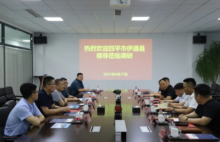 吉林省四平市伊通縣縣委副書記兼縣長(zhǎng)葉永興率領(lǐng)代表團(tuán)一行，赴山東美晨工業(yè)集團(tuán)有限公司展開考察交流活動(dòng)。本次交流活動(dòng)得到了美晨工業(yè)集團(tuán)董事長(zhǎng)王永剛和總經(jīng)理李瑞龍的熱情歡迎與參與。