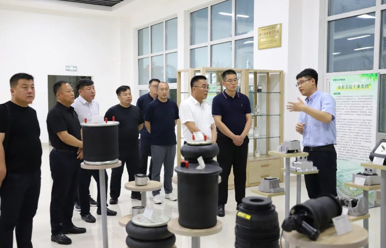 隨后，葉永興一行參觀了美晨工業(yè)集團(tuán)的黨群文化長(zhǎng)廊、產(chǎn)品展廳、生產(chǎn)現(xiàn)場(chǎng)和研發(fā)中心。他們對(duì)公司取得的成就和發(fā)展給予了高度認(rèn)可，并對(duì)美晨工業(yè)集團(tuán)的發(fā)展前景表示了期待。