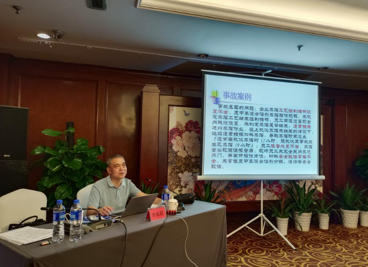 市應(yīng)急管理局李振湖二級(jí)調(diào)研員作了題為《吸取事故教訓(xùn)，做好安全防范工作》的專題授課。他從近年來全國(guó)發(fā)生的典型安全事故案例入手，生動(dòng)地講解了企業(yè)如何落實(shí)安全責(zé)任，并重點(diǎn)解讀了今年市應(yīng)急管理局的幾項(xiàng)安全行動(dòng)。參訓(xùn)人員通過他的講解，進(jìn)一步了解到安全生產(chǎn)的重要性和嚴(yán)峻性，切實(shí)承擔(dān)起責(zé)任，做好“防風(fēng)險(xiǎn)、保安全、迎亞運(yùn)”等各項(xiàng)工作。