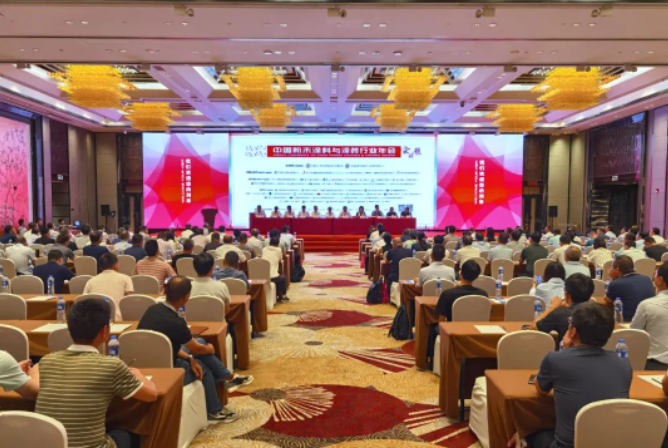廣東佛山勝利舉辦了2021/2022中國粉末涂料與涂裝行業(yè)年會(huì)。本次年會(huì)吸引了來自全國各地的500余名代表參會(huì)。在這個(gè)重要的行業(yè)盛會(huì)上，涂料與涂裝領(lǐng)域的專家學(xué)者、企業(yè)代表齊聚一堂，共同探討行業(yè)發(fā)展趨勢與創(chuàng)新方向。