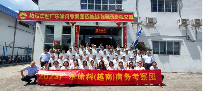 下午，考察團(tuán)抵達(dá)越南展辰，受到了展辰董事長陳冰、越南展辰總經(jīng)理李旭汕和越南展辰常務(wù)副總經(jīng)理王波的熱情歡迎。陳冰代表協(xié)會(huì)和展辰新材簡要介紹了越南展辰的情況。越南展辰是展辰新材在海外投資的第一個(gè)工廠，主要生產(chǎn)油性涂料和UV涂料，廣泛應(yīng)用于套房家具和櫥柜領(lǐng)域。據(jù)介紹，越南展辰已成為展辰國際化的重要窗口，近年來營業(yè)額逐年增長，2022年銷售規(guī)模已超過2億，員工人數(shù)超過150人，其中中籍員工50余人，越籍員工100余人。