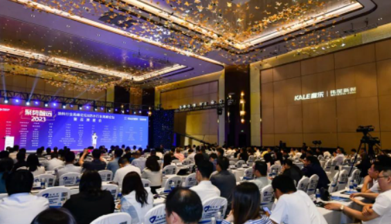 "2023年度涂料行業(yè)高峰論壇&防水行業(yè)高峰論壇暨品牌盛會"在上海舉行，來自全國各地的涂料和防水企業(yè)、渠道經(jīng)銷商、下游用戶企業(yè)以及國家和地方相關(guān)協(xié)會領(lǐng)導(dǎo)齊聚一堂。本次論壇以"聚勢 智遠(yuǎn)"為主題，旨在共同探討涂料和防水行業(yè)的發(fā)展現(xiàn)狀，并探索品牌建設(shè)的核心力量。