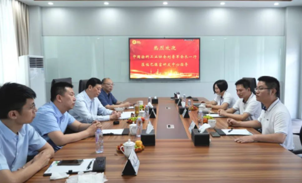 隨后的交流環(huán)節(jié)中，劉普軍會長、劉杰秘書長、彩之虹董事長顧天兵與巴德富集團的領導展開了深入的溝通和互動，共同探討了行業(yè)如何實現(xiàn)高質量發(fā)展等話題。劉普軍會長表示，他將帶領中國涂料工業(yè)協(xié)會新一屆的領導班子繼續(xù)發(fā)揮協(xié)會的橋梁作用，為行業(yè)和企業(yè)的長足發(fā)展提供支持，助力中國涂料行業(yè)實現(xiàn)健康轉型，推動行業(yè)朝著高質量可持續(xù)發(fā)展的目標邁進。