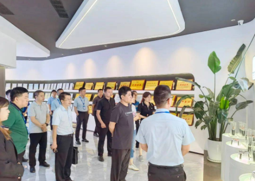貴州省市場監(jiān)督管理局調(diào)研組近日對固達(dá)電纜集團(tuán)進(jìn)行了實地調(diào)研。此次調(diào)研旨在深入了解固達(dá)電纜集團(tuán)在電線電纜產(chǎn)品的生產(chǎn)和銷售質(zhì)量安全方面的情況，以配合國家市場監(jiān)督管理總局頒布的第75號和第76號令的落實。固達(dá)電纜集團(tuán)總裁林運芝及相關(guān)部門負(fù)責(zé)人陪同調(diào)研組一行進(jìn)行了詳細(xì)介紹。