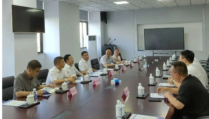會上，李書記與董事長王建森進行了交流，就進一步加強企業(yè)的研發(fā)創(chuàng)新和提升產(chǎn)品技術(shù)含量等方面提出了寶貴的意見和建議。他強調(diào)中瑞橡膠作為優(yōu)質(zhì)企業(yè)應(yīng)該發(fā)揮示范引領(lǐng)作用，推動橡膠行業(yè)實現(xiàn)高質(zhì)量發(fā)展。