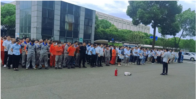 為了進(jìn)一步提升全員的應(yīng)急逃生能力和安全操作技能，提高企業(yè)的應(yīng)急綜合水平，建新各單位結(jié)合實際生產(chǎn)情況，開展了各類形式的現(xiàn)場應(yīng)急演練和消防技能比武。通過實戰(zhàn)演練，員工們學(xué)習(xí)了事故風(fēng)險征兆、預(yù)防措施、應(yīng)急措施和急救知識。
