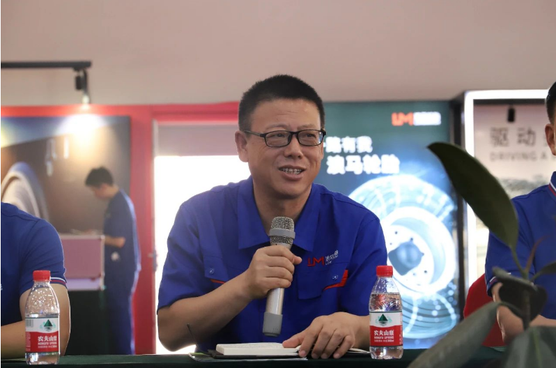 會(huì)議伊始，浪馬輪胎總經(jīng)理金永生熱烈歡迎前來(lái)參會(huì)的核心客戶，并衷心感謝他們多年來(lái)對(duì)途順輪胎的信任、支持和合作。金總強(qiáng)調(diào)，浪馬輪胎始終致力于做全鋼胎的發(fā)展戰(zhàn)略，秉持著做專、做精、做強(qiáng)、做久的理念。他強(qiáng)調(diào)了以市場(chǎng)和客戶為中心的重要性，將發(fā)現(xiàn)客戶需求和滿足客戶需求作為客戶服務(wù)工作的核心，希望繼續(xù)與合作伙伴攜手合作，準(zhǔn)確聚焦超細(xì)分市場(chǎng)，為客戶創(chuàng)造更大的價(jià)值。
