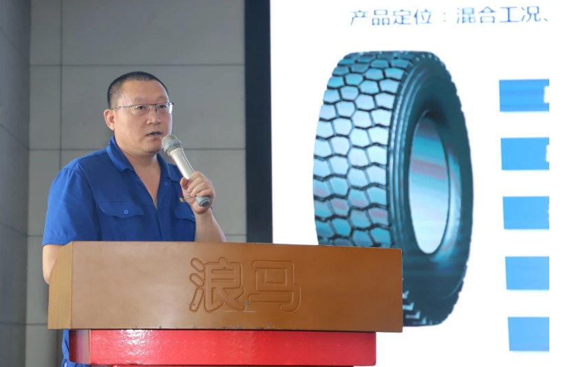 在會(huì)議中，技術(shù)部副部長(zhǎng)王曉光詳細(xì)介紹了浪馬輪胎公司的系列化輪胎和新產(chǎn)品研發(fā)設(shè)計(jì)工作。尤其重點(diǎn)介紹了公司在新能源領(lǐng)域的新產(chǎn)品。他強(qiáng)調(diào)，新產(chǎn)品將更專業(yè)、更貼近、更精準(zhǔn)，以在性能和質(zhì)量方面提供更高水準(zhǔn)的產(chǎn)品。