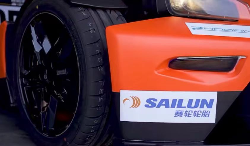 吉利銘泰集團全新賽事IP——MINTIMES GP銘泰大賽車旗下的KTM X-BOW CUP賽事如火如荼地開賽。作為官方指定輪胎，賽輪PD系列半熱熔輪胎為車手們的競速之旅提供了強大的動力，憑借超強的抓地力和極致的操控性，為現(xiàn)場觀眾奉獻了一場兼具速度與激情的視覺盛宴。