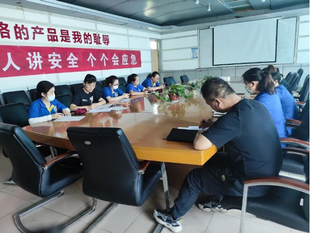 活動伊始，集團副總趙新利和安全總監(jiān)孫明國相繼參加了各工廠的“安全生產(chǎn)月”動員大會，并發(fā)表了重要講話。會議結束后，與會人員紛紛在橫幅上簽名，標志著“安全生產(chǎn)月”活動正式拉開序幕。隨后，華盛橡膠集團的各個工廠相繼舉行了盛大的啟動儀式。