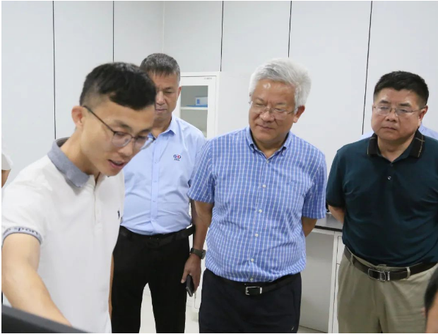 臨工重機(jī)副總經(jīng)理李連剛、王仁賓，總經(jīng)理助理盧立強(qiáng)，數(shù)字化研究院院長(zhǎng)童偉，高機(jī)制造技術(shù)研究院院長(zhǎng)劉志軍，礦機(jī)制造技術(shù)研究院院長(zhǎng)蔣周偉，生產(chǎn)綜合部經(jīng)理劉月昌，金利集團(tuán)董事長(zhǎng)徐小龍，副總裁王玉寶，油缸制造部部長(zhǎng)李夢(mèng)龍共同參觀了賽輪集團(tuán)。這次參觀為雙方進(jìn)一步加強(qiáng)合作提供了重要的契機(jī)。