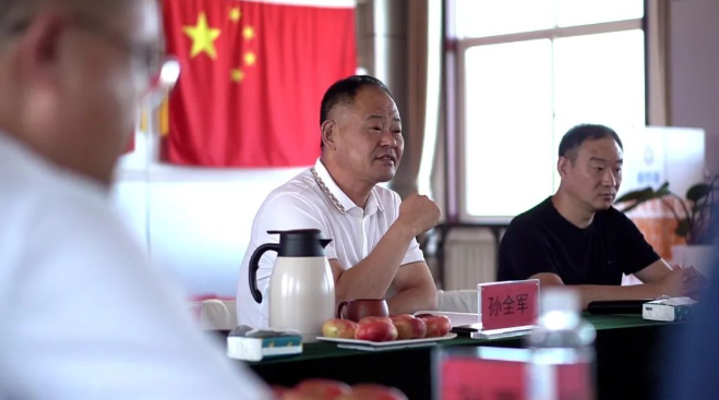 在會(huì)上，董事長(zhǎng)孫全軍發(fā)表了重要講話。他指出，市場(chǎng)營(yíng)銷工作是企業(yè)發(fā)展的關(guān)鍵，上半年銷售工作雖然取得了一定成績(jī)，但仍存在較大的提升空間。孫全軍強(qiáng)調(diào)，下半年各代理商應(yīng)以“咬定青山不放松”的精神狀態(tài)，努力實(shí)現(xiàn)在線纜銷售量的突破。