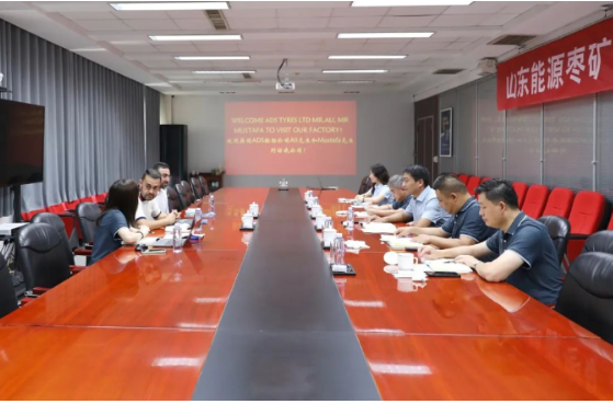 雙方進(jìn)行了座談會(huì)，宋二華董事長(zhǎng)向英國(guó)客人介紹了豐源輪胎公司的發(fā)展?fàn)顩r、生產(chǎn)經(jīng)營(yíng)情況以及項(xiàng)目建設(shè)和質(zhì)量提升等方面的情況。Hamid Ali也向公司反饋了他們?cè)阡N售中所遇到的困難和問(wèn)題。雙方就遠(yuǎn)路輪胎的產(chǎn)能提升和銷售策略等問(wèn)題進(jìn)行了深入探討。