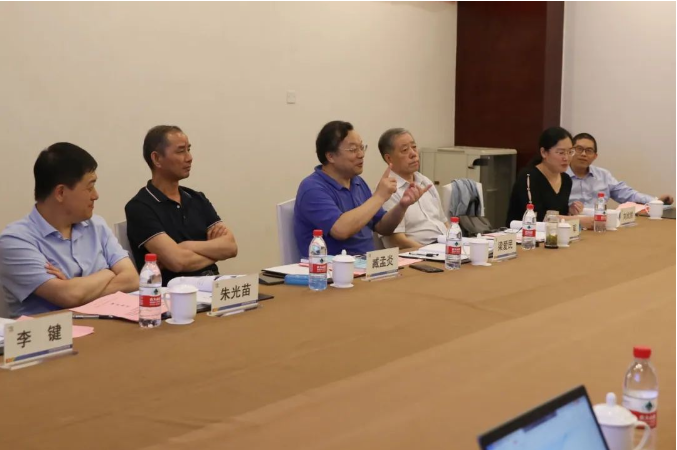 通過聽取報(bào)告、審閱資料、發(fā)言提問和研究討論，與會(huì)專家就兩個(gè)項(xiàng)目提出了客觀的鑒定意見。他們認(rèn)為這兩項(xiàng)科技成果符合輪胎行業(yè)的技術(shù)方向，并適合輪胎智能化生產(chǎn)應(yīng)用。這些成果不僅可以提升輪胎產(chǎn)品質(zhì)量，還能有效降低能源消耗，提高生產(chǎn)效率，符合國(guó)家對(duì)智能化和低碳化的政策要求。與會(huì)專家一致同意通過鑒定，并建議在行業(yè)中大力推廣應(yīng)用。