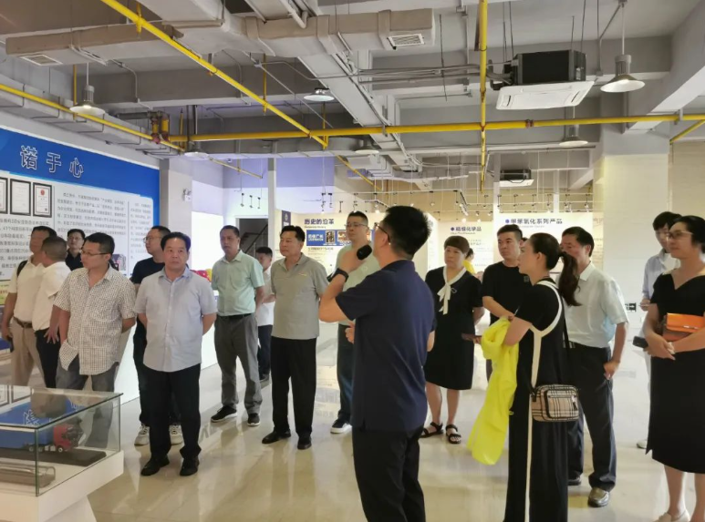 考察團(tuán)一行在雙虎涂料營銷總監(jiān)歐隆杰的帶領(lǐng)下參觀了雙虎涂料的展廳，并在質(zhì)量總監(jiān)李玉花的引領(lǐng)下參觀了智能制造車間和曝曬場等場地。