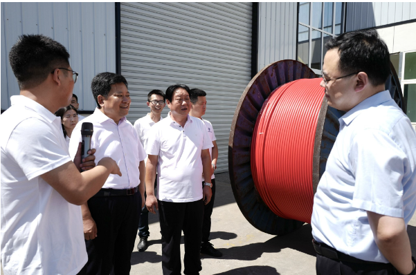 觀摩過程中，鞏義市委書記袁聚平對華星電纜在工業(yè)5G智能化、數(shù)字化、信息化方面的成果給予了高度肯定，并強調(diào)傳統(tǒng)制造企業(yè)要勇于創(chuàng)新、敢于突破，提升工業(yè)制造業(yè)的技術裝備水平，實現(xiàn)研發(fā)和信息化數(shù)字化的全面升級。
