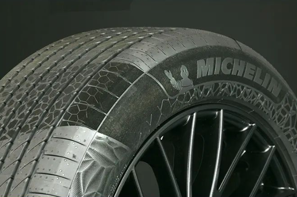 米其林公司以一款含45%可持續(xù)材料的輪胎榮獲“底盤、車身和外觀”領(lǐng)域的2023汽車創(chuàng)新獎。該獎項是由普華永道和德國汽車管理中心聯(lián)合頒發(fā)的，旨在表彰在汽車工程領(lǐng)域取得尖端創(chuàng)新成果的企業(yè)。
